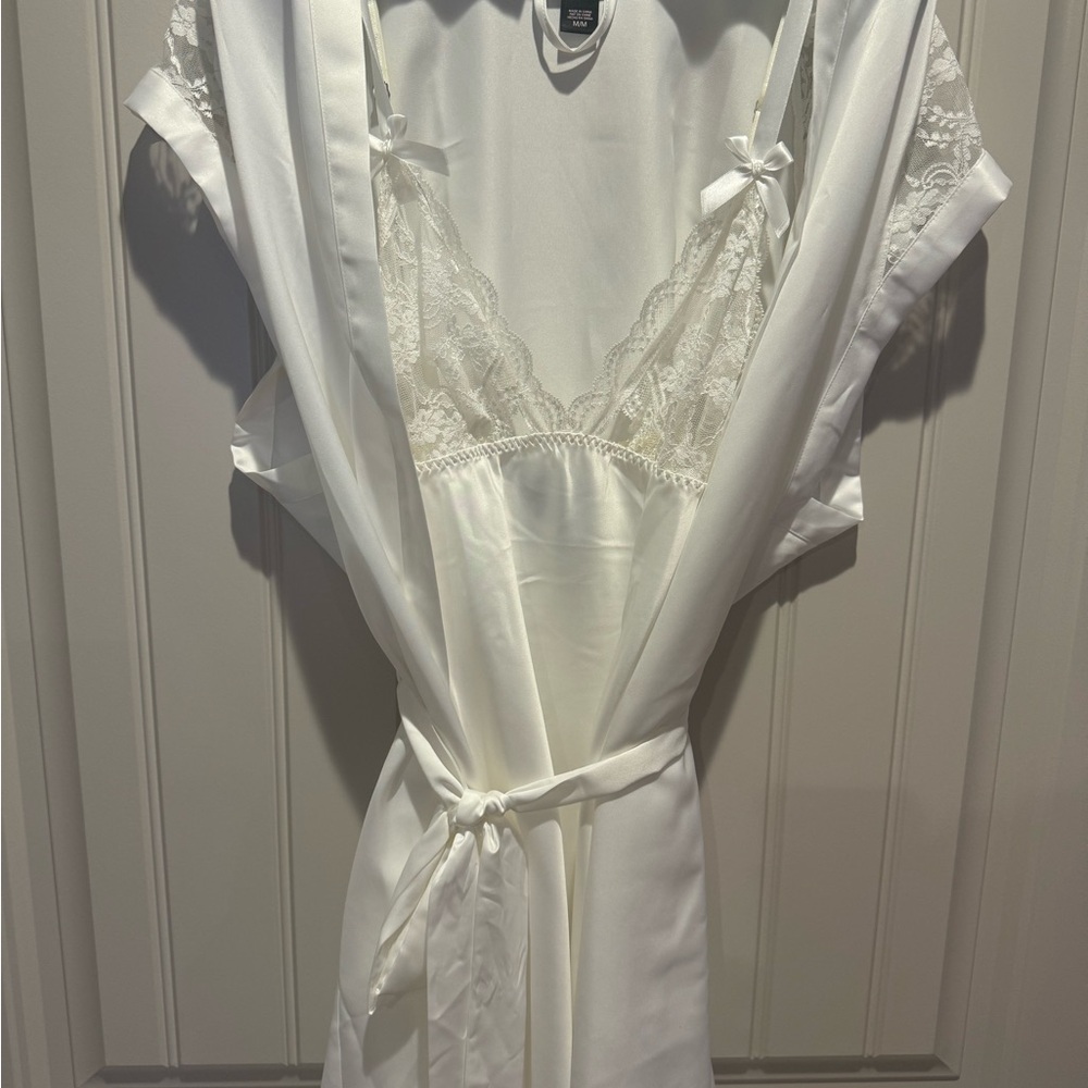 Elegant White Lace Trim Robe